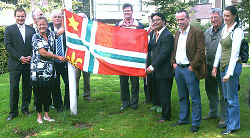 het aanbieden van de vlag aan het gemeentebestuur