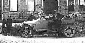 dr Dijkhuis met zijn auto en chauffeur Gerben de Jong