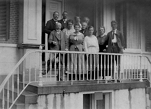familie Kuipers op het bordes van Jeltingahuis 1910