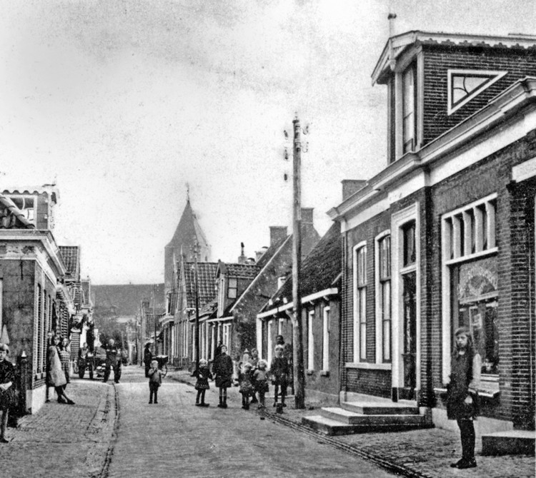 De Kerkstraat rond 1920.