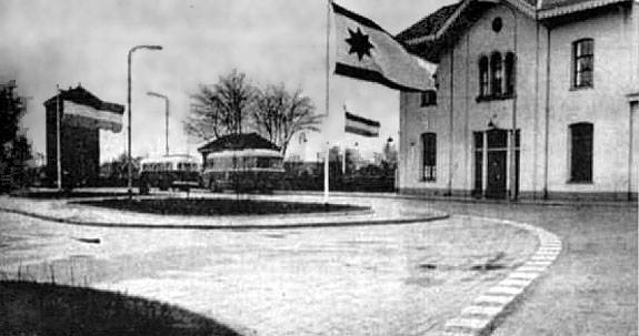 foto van het stationsplein in 1960