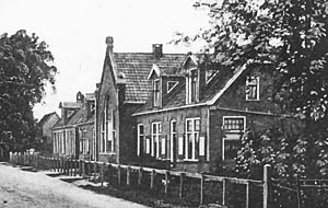 het nutsgebouw en huisjes rond 1900