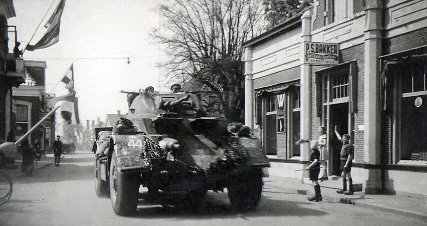 de bakkershoek april 1945 met canadees voertuig