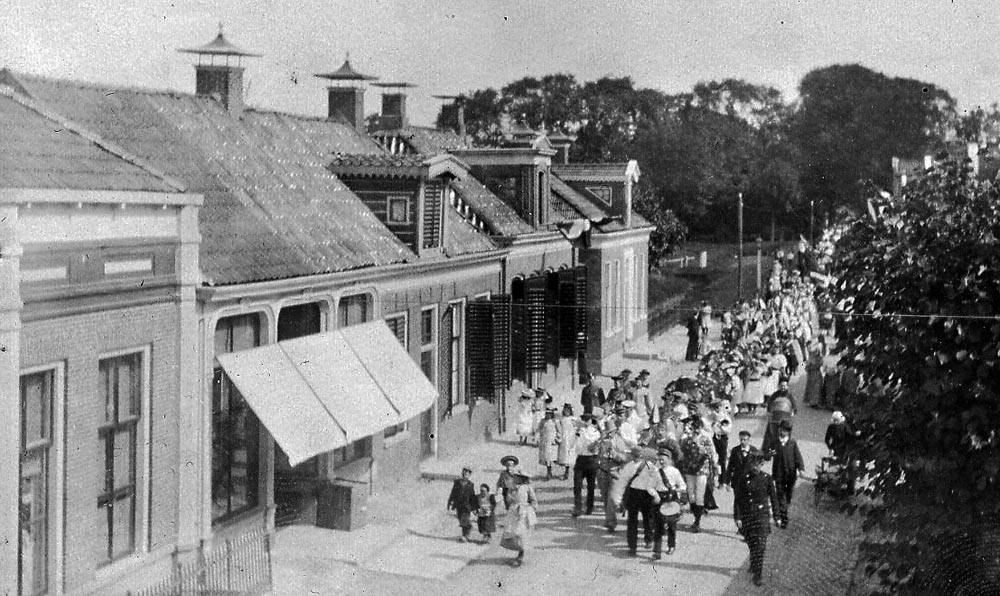 feestoptocht Voorstraat ca 1910