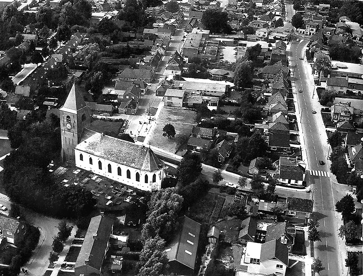 luchtfoto van het centrum van buitenpost in 1975