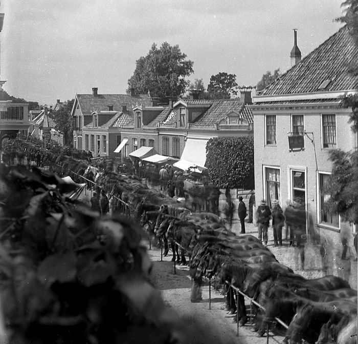 foto van de paardenmarkt in 1912 op de voorstraat