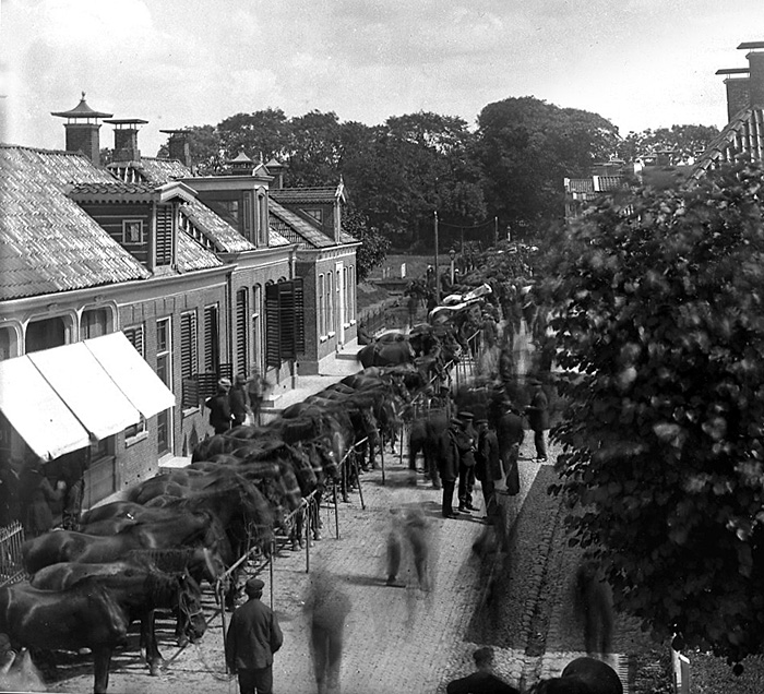 foto 2 van de paardenmarkt in 1912 op de voorstraat