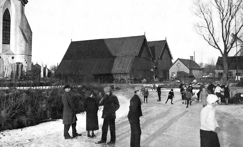 foto van het schaatsen op de buitenposter vaart in de haven rond 1930