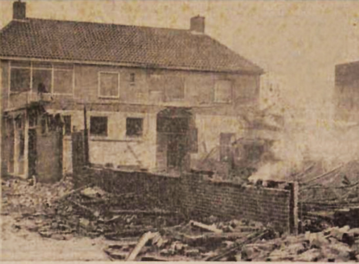 krantenfoto hotel klamer na de brand in 1976