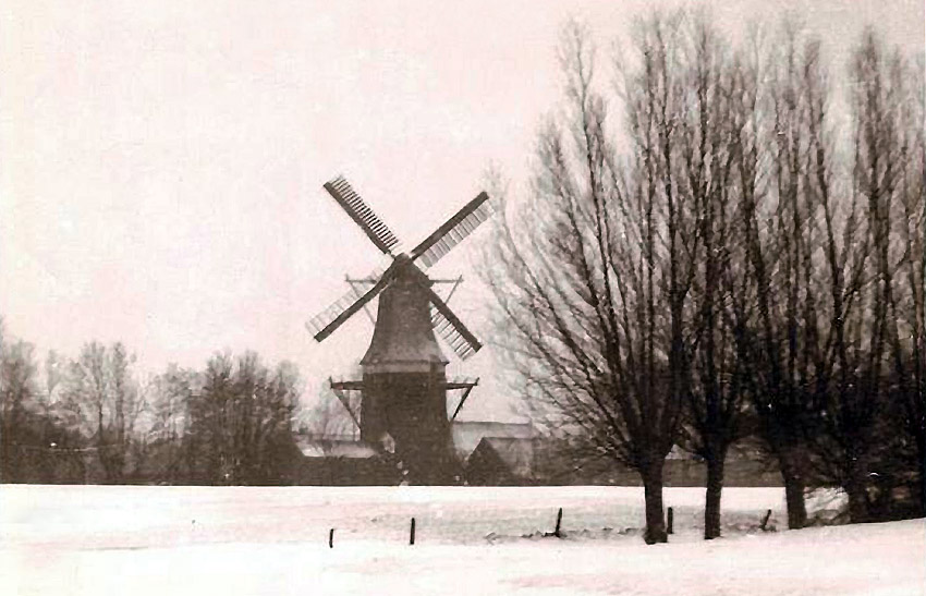 foto van de korenmolen in de winter