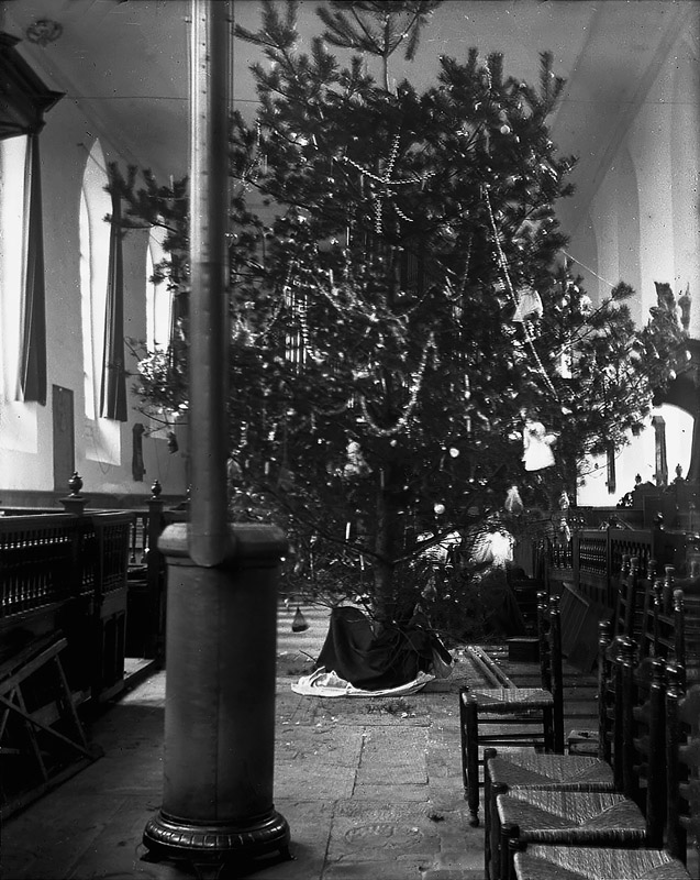 foto kerstmis 1915 van het interieur van de NH kerk