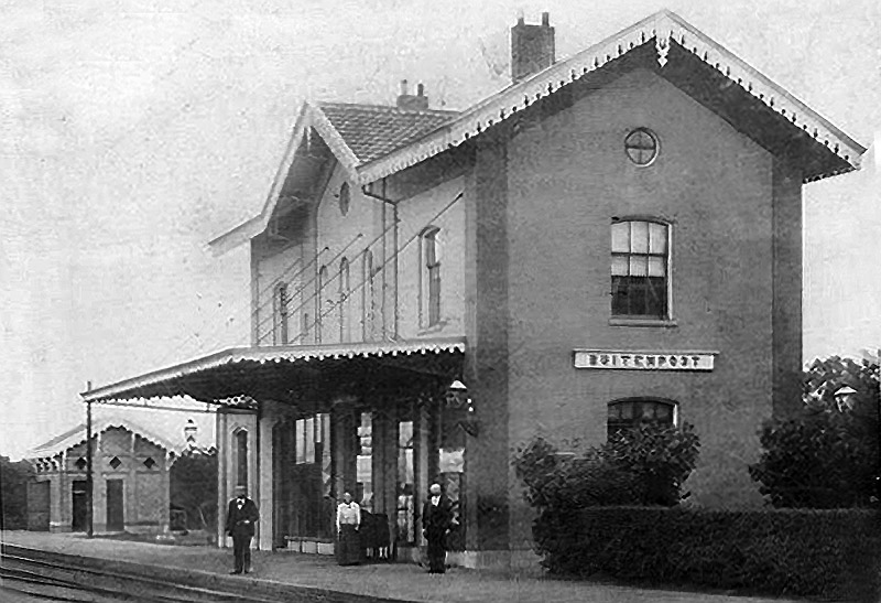 foto van het oude station in Buitenpost