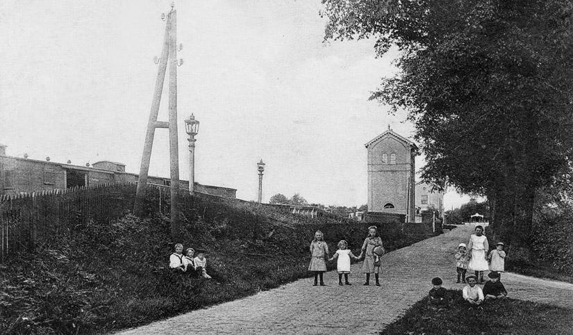 foto van de herbrandastraat met station rond 1920