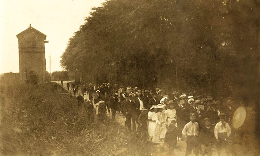 deelnemers optocht bij het station ca. 1910