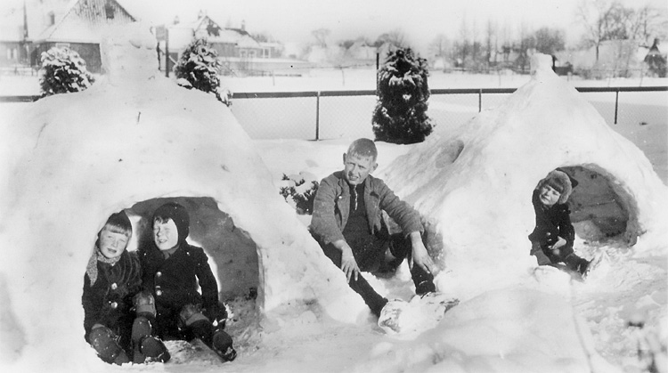 Een sneeuwhut gemaakt in 1942