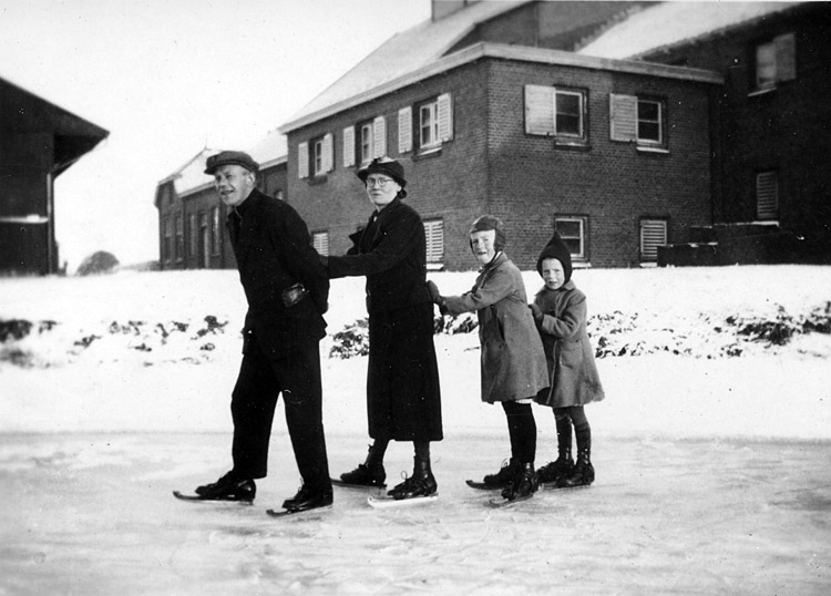 familie Wiersma op het ijs 1942