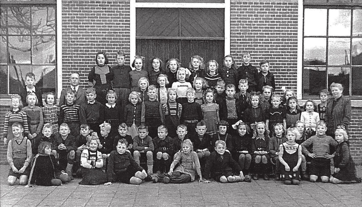 schoolfoto van openbare lagere school 1944