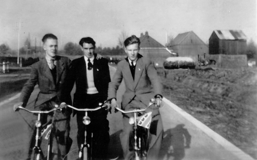 Lutjepost rond 1951 met Dedde Wiersma en vrienden