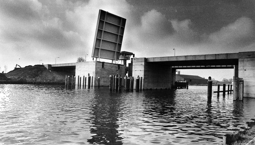 Blauwverlaat bouw brug 1985