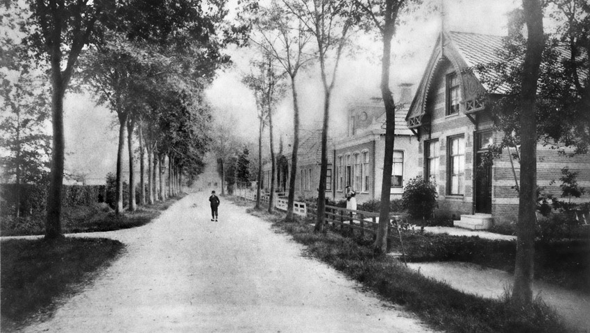 foto van de stationsstraat in 1890