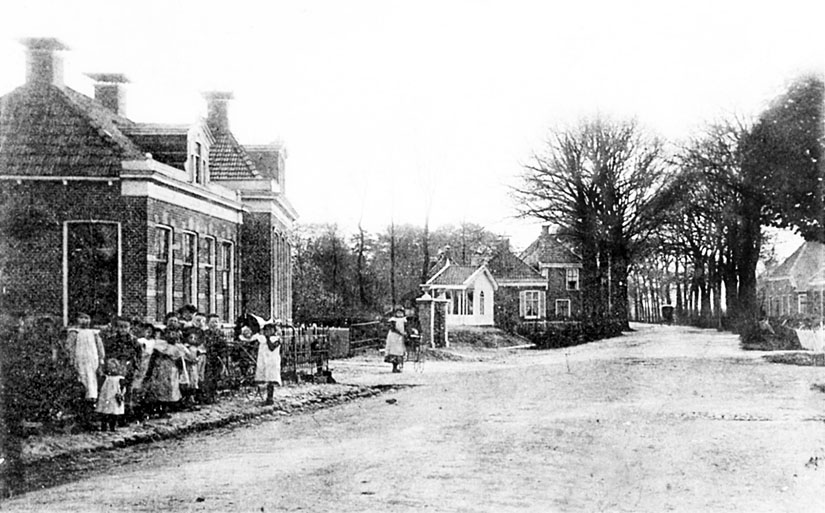 foto van het westelijk deel van de Voorstraat rond 1900