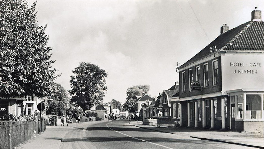 foto van de voorstraat rond 1950