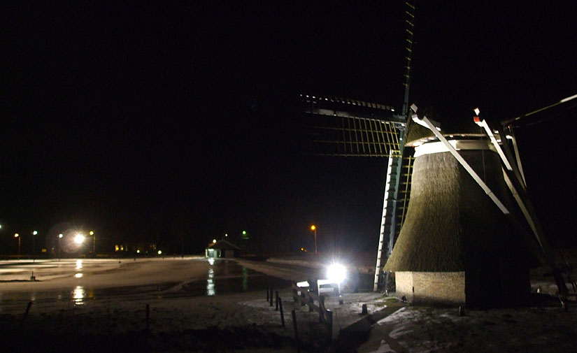 foto van de molen bij de ijsbaan tijdens de winter van 2006