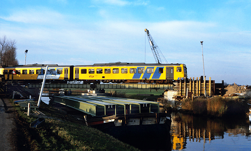 foto van de spoorbrug bij de Trekweg rond 1996