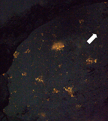 foto van buitenpost 's nachts uit het ISS