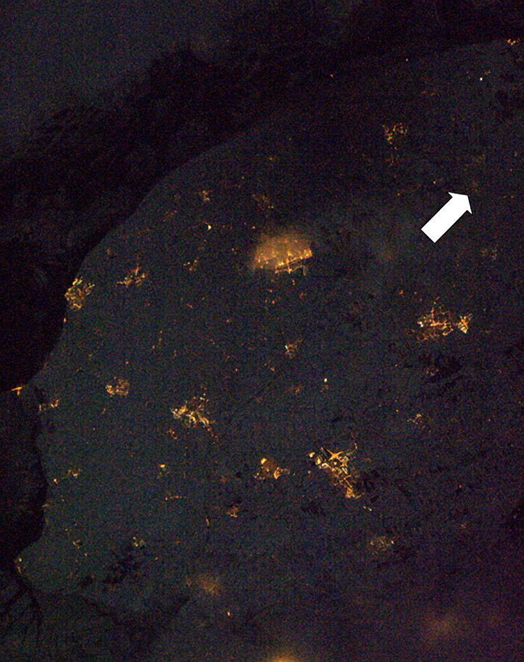 foto van buitenpost uit de ruimte 's nachts