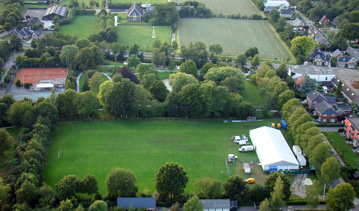 het feestterrein, park en ooievaarsnest in 2000 vanuit de lucht