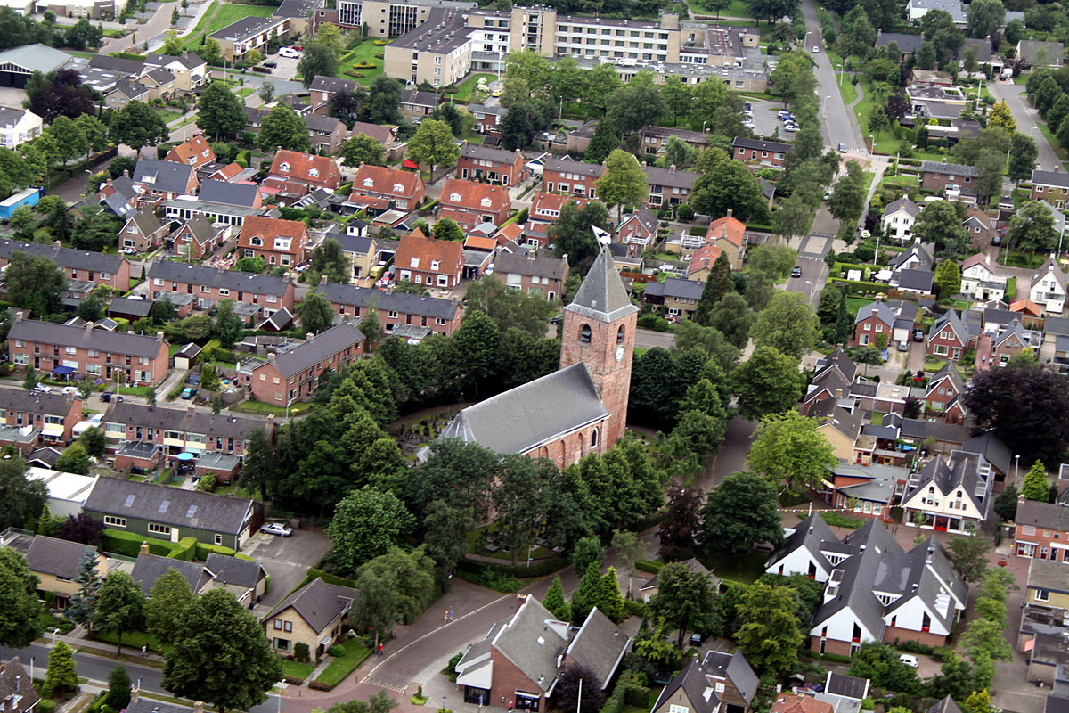 luchtfoto van de Mariakerk en directe omgeving